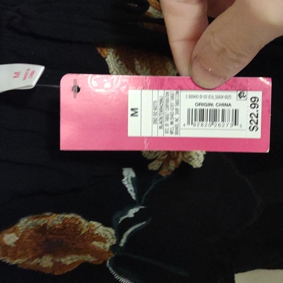 Xhilaration black boho floral off the shoulder top Size Medium - Picture 5 of 6